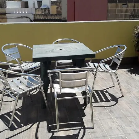Flat 2 *
